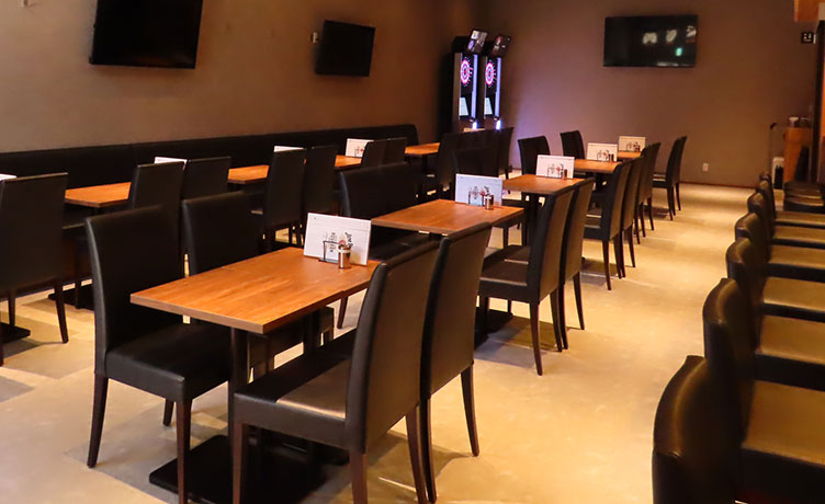 シンプルで幅さのあるテーブル席がそろってて集まり方に合わせやすい