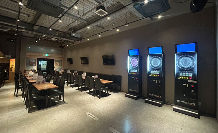 明るい店内にDARTSLIVE2が映えて飲みながらも次の1投が楽しみになるダーツエリア