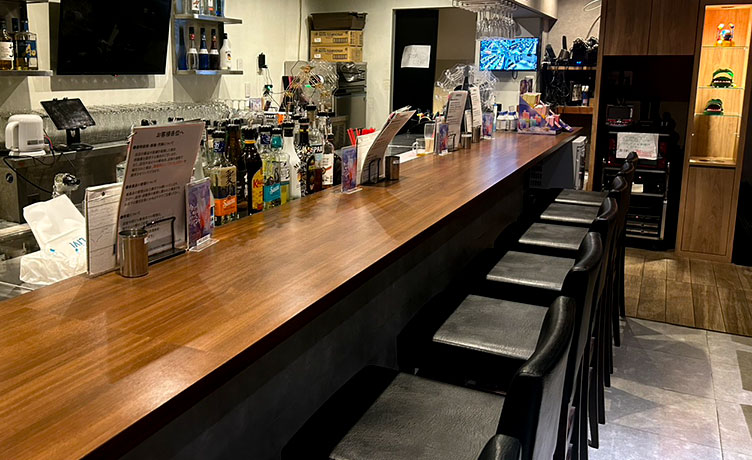 ウッド調のカウンターが心地よくておひとり様でもサクッと寄りやすいバースペース