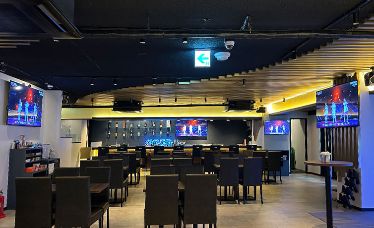 ひらけた空間に柔らかい光が広がって、パーティーも飲み会もしやすい心地よさ