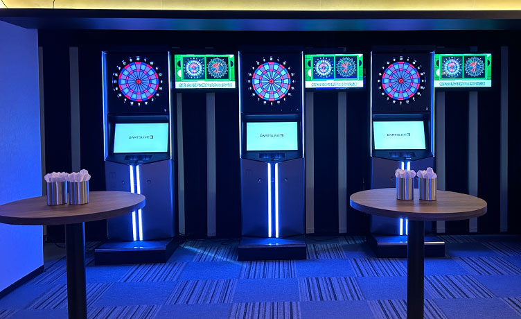 DARTSLIVE3が青く光ってかっこいいエリア。直感操作で初心者もすぐ盛り上がれる