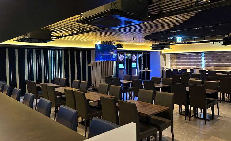 ひらけた空間に柔らかい光が広がって、飲み会もダーツも楽しめる