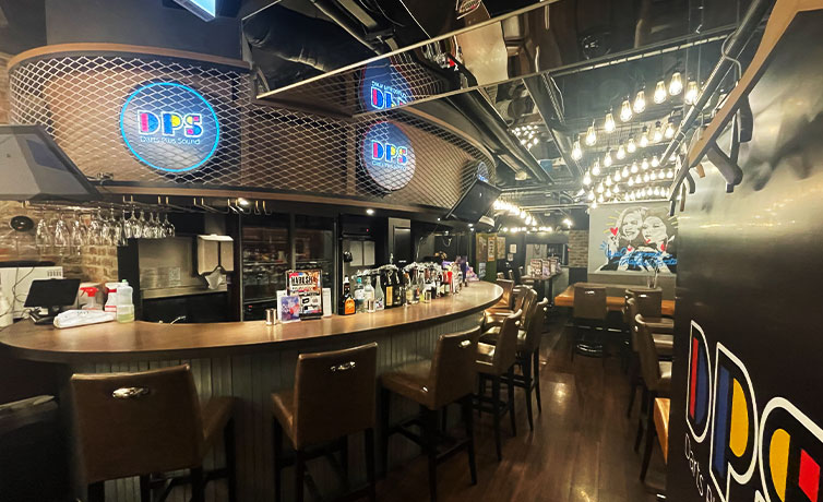 ライトのきらめきが映える店内で、どこを切り取っても写真に残したくなる空間