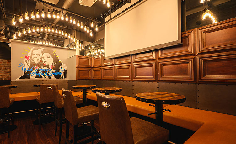 ウッド調と照明の組み合わせが映えて、どの角度も絵になる店内