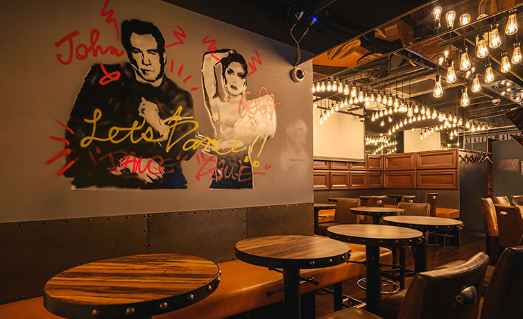 ウッドテーブルと光のコントラストがきれいで、店内のどこでも映えがつくれる空間