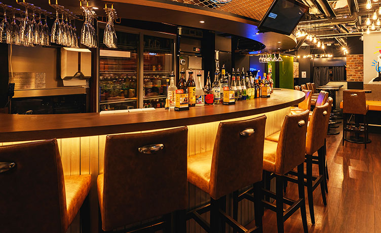 曲線カウンターのライトがきれいに映えて、座るだけで雰囲気が仕上がるバーカウンター