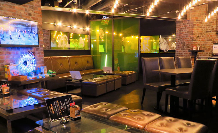 レトロモダンな照明が反射して、ソファ席までしっかり映えるゆったり空間