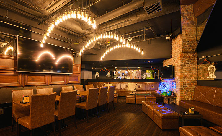 ウッド調にきらめく照明が映えて、集まった瞬間から非日常が広がる店内
