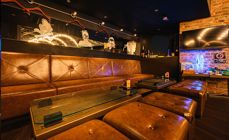 落ち着いたブラウンのソファが心地よくて、長く座っても疲れないリラックス空間