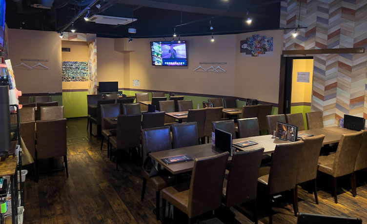 落ち着いたブラウンのテーブルが並んでて仲間と過ごしやすいフロア