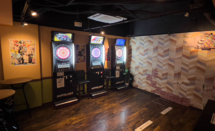 DARTSLIVE2が3台木目のフロアで初心者もベテランも楽しめるダーツ