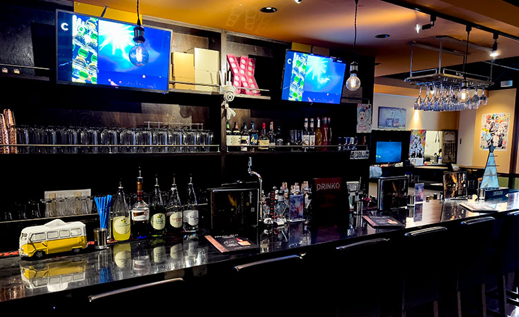 隠れ家バー風の雰囲気で会話もひとり時間も馴染むカウンター