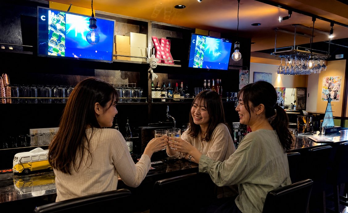D.P.S高円寺店のバーカウンターで乾杯するイメージ