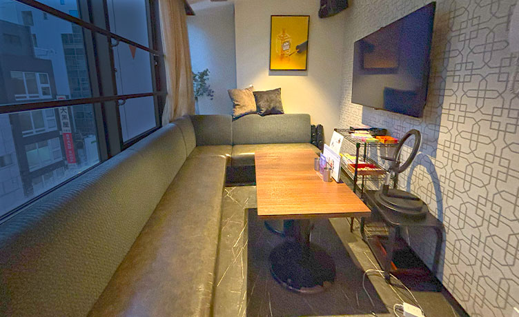 外の景色も見える明るめ個室、ゆったりソファでまったり話せる