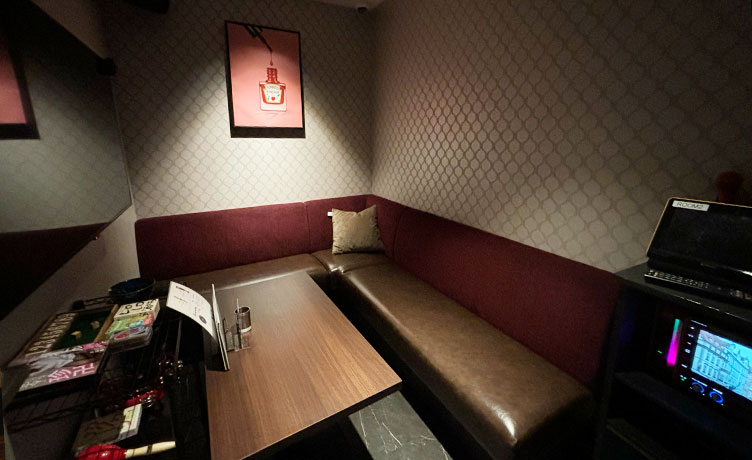ほどよい暗さが居心地いい個室、ゲームも会話もゆっくり楽しめる