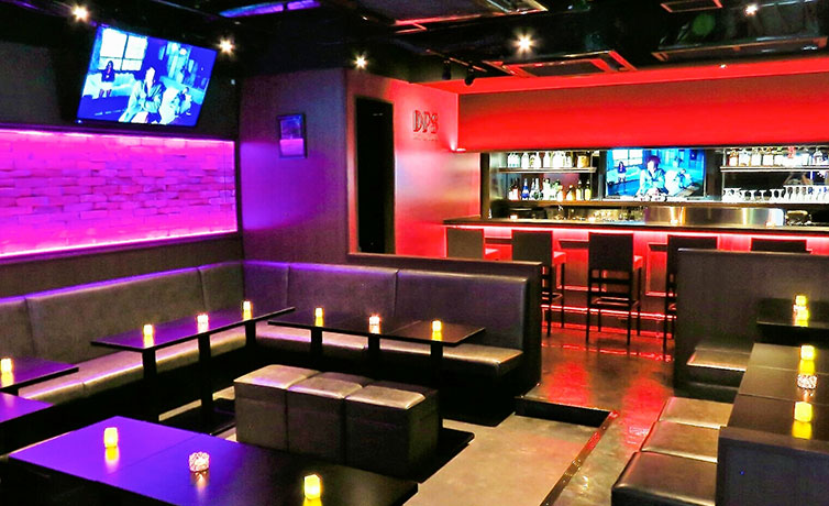 ゆったり座れるソファと奥のバーカウンターがいい距離感、貸切パーティーにもGood