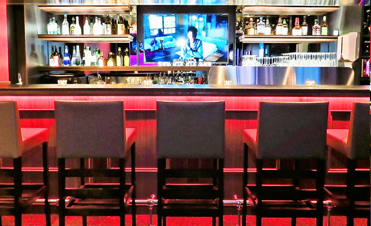 ほどよく華やかな赤がかわいい。ひとりでもすっと落ち着けるカウンター