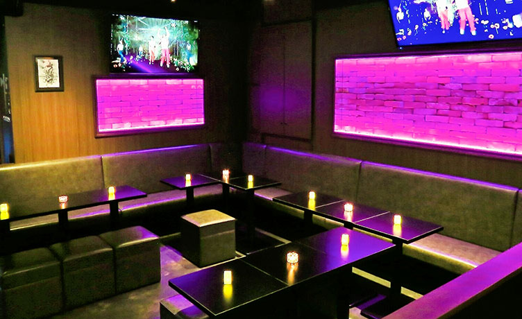 ブロック壁の光がきれいに反射してて、写真も雰囲気もバッチリなおしゃれ空間