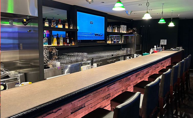 やわらかい光がほどよく落ちてて、長いカウンターでも気軽に座りやすい