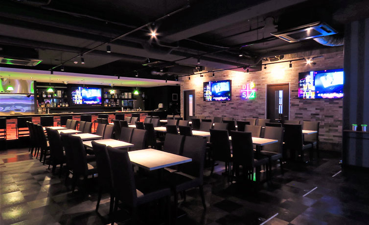 落ち着いた照明に広いフロアが映える空間。大人数でも集まりやすくて雰囲気◎