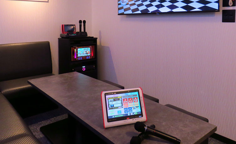 明るめの個室で歌いやすい空気。タッチパネル操作も早くてサクッと盛り上がれる