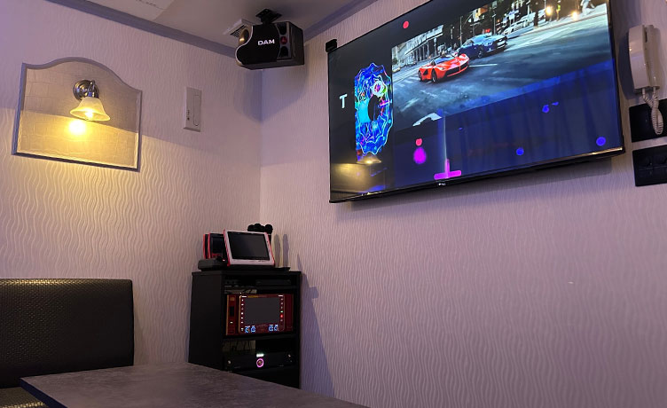 落ち着いた照明がちょうどいいカラオケ個室。映像もきれいで歌うのがさらに楽しくなる