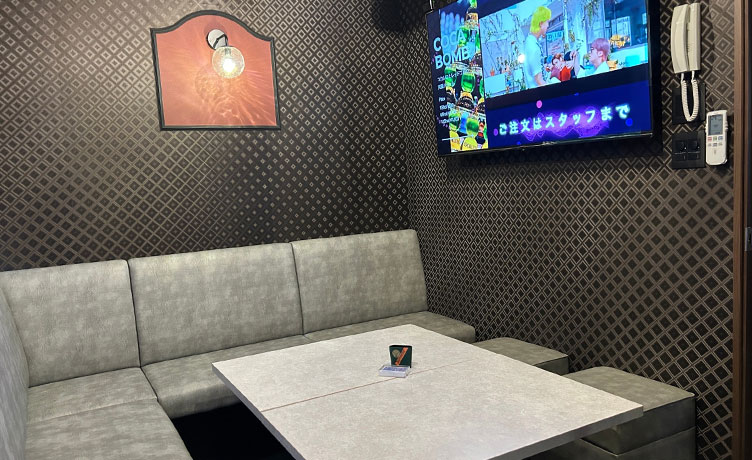 上品な柄の空間でまったり歌える感じ。居心地よくて友だちとも長居しちゃう部屋